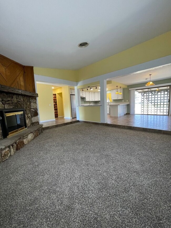 Building Photo - Thanksgiving Move-In Special! $500 OFF 1st...