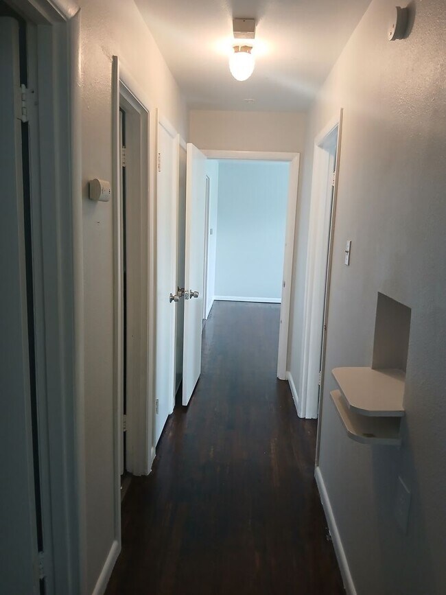 Building Photo - 4 Bedrooms and 1 Bath Near Hwy 75 and Fore...