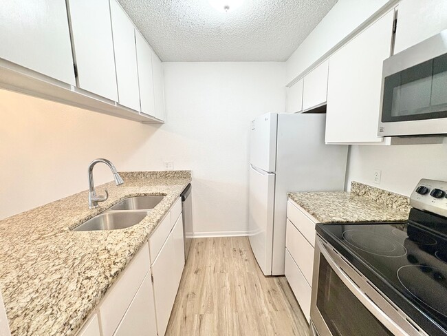 Building Photo - ***2 Bedroom 3 Bathroom Townhome for Lease in Horseshoe Bay, TX.***