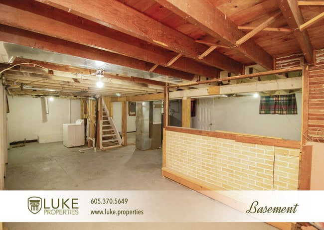 Building Photo - 915 W 12th St