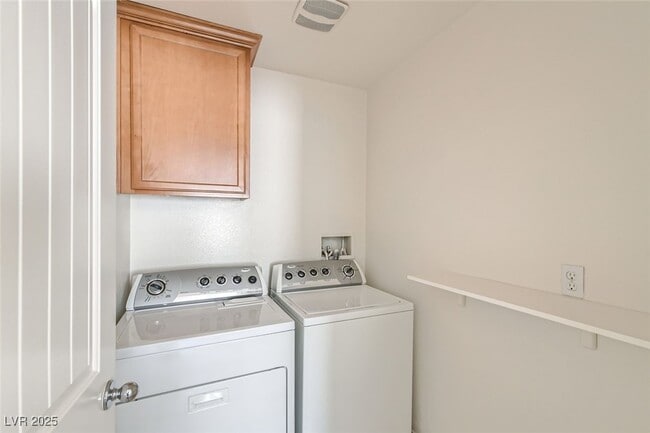 Building Photo - 3645 Lakeside Villas Ave