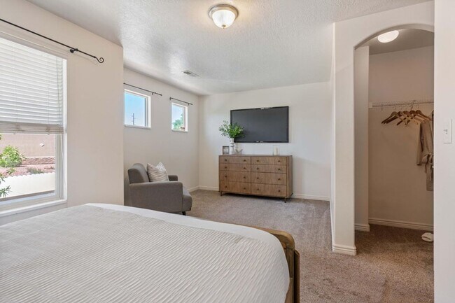 Building Photo - Beautiful 3 Bedroom Townhome In Hidden Valley Heights