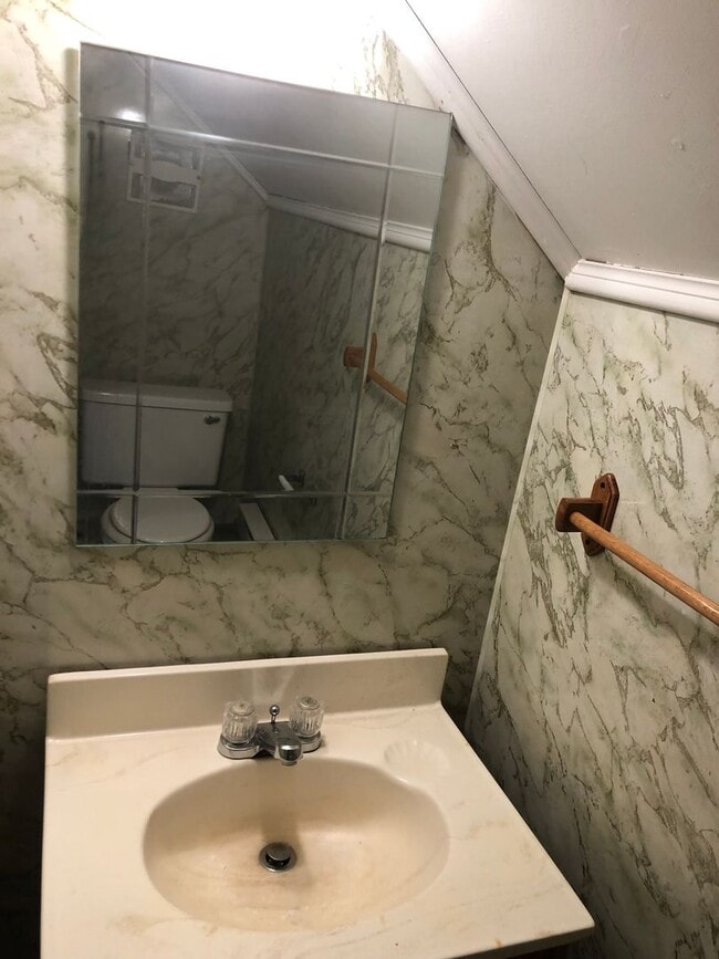 Building Photo - 546 Valley St