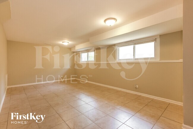 Building Photo - 2108 N Linden Ave