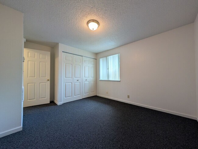 Building Photo - Nice 2 Bedroom, 1-Bath Duplex In Thurston Area of Springfield!