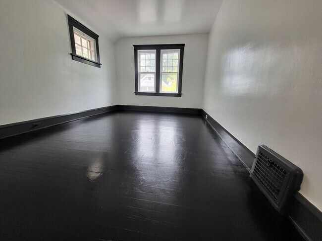 Building Photo - 1645 Larchmont Ave