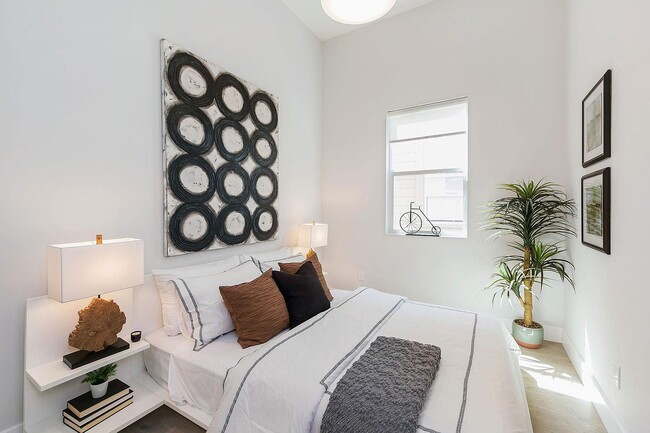 Building Photo - 1086 S Van Ness Ave