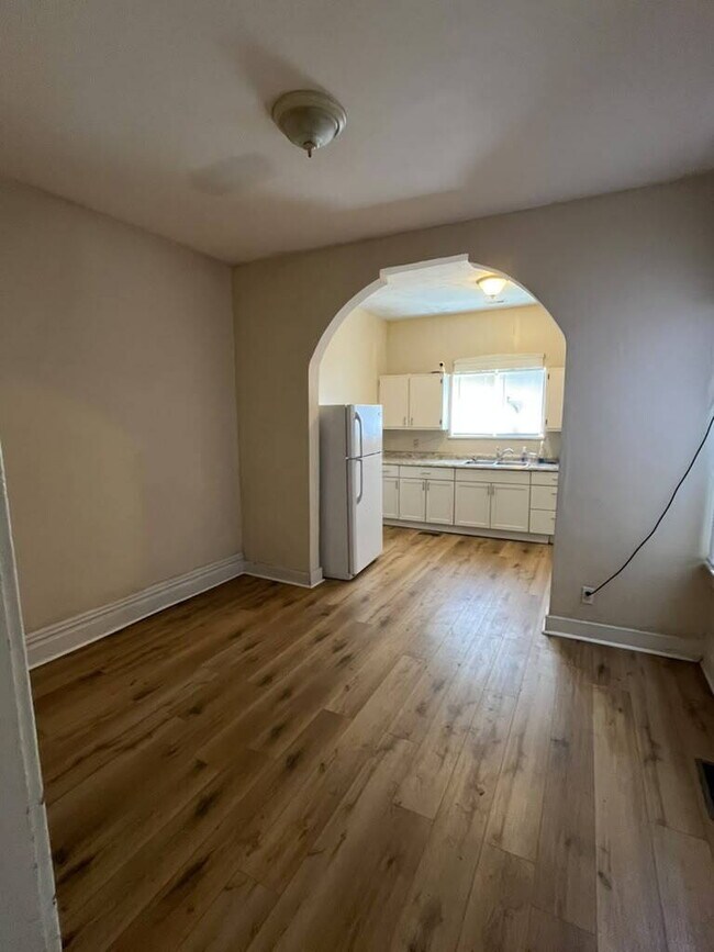 Building Photo - "Charming 1-Bedroom FIRST FLOOR Duplex in St. Louis City- Your Spacious 850 sq. ft. Retreat Await...
