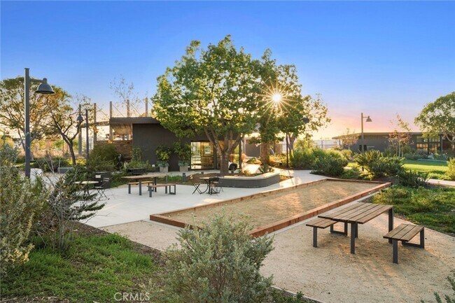 Building Photo - 157 Novel