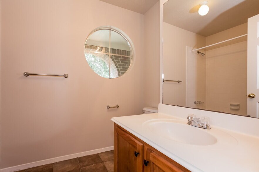 Building Photo - 17806 Oakland Mills Dr