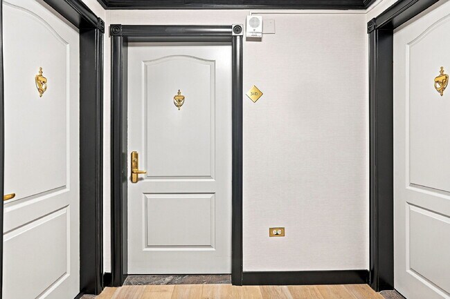 Building Photo - $1,395.95 - 1 Bed, 1 Bath Condo in Downtown Denver with Central AC, and Building amenities.