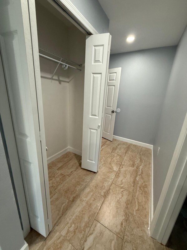 Building Photo - 320 E Oak St