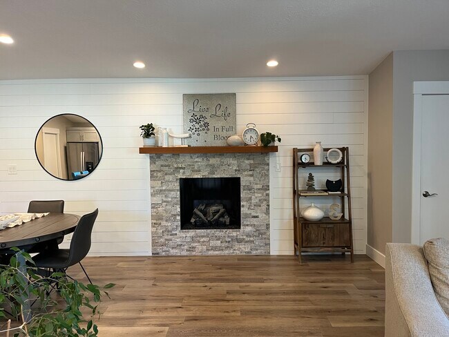 Building Photo - 55 E 700 S