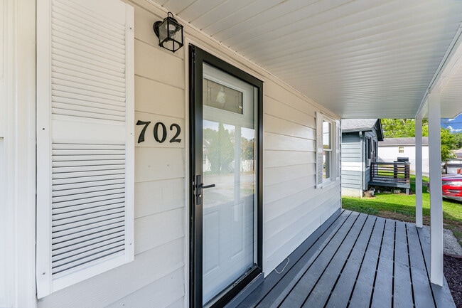 Building Photo - 702 E Park Ave