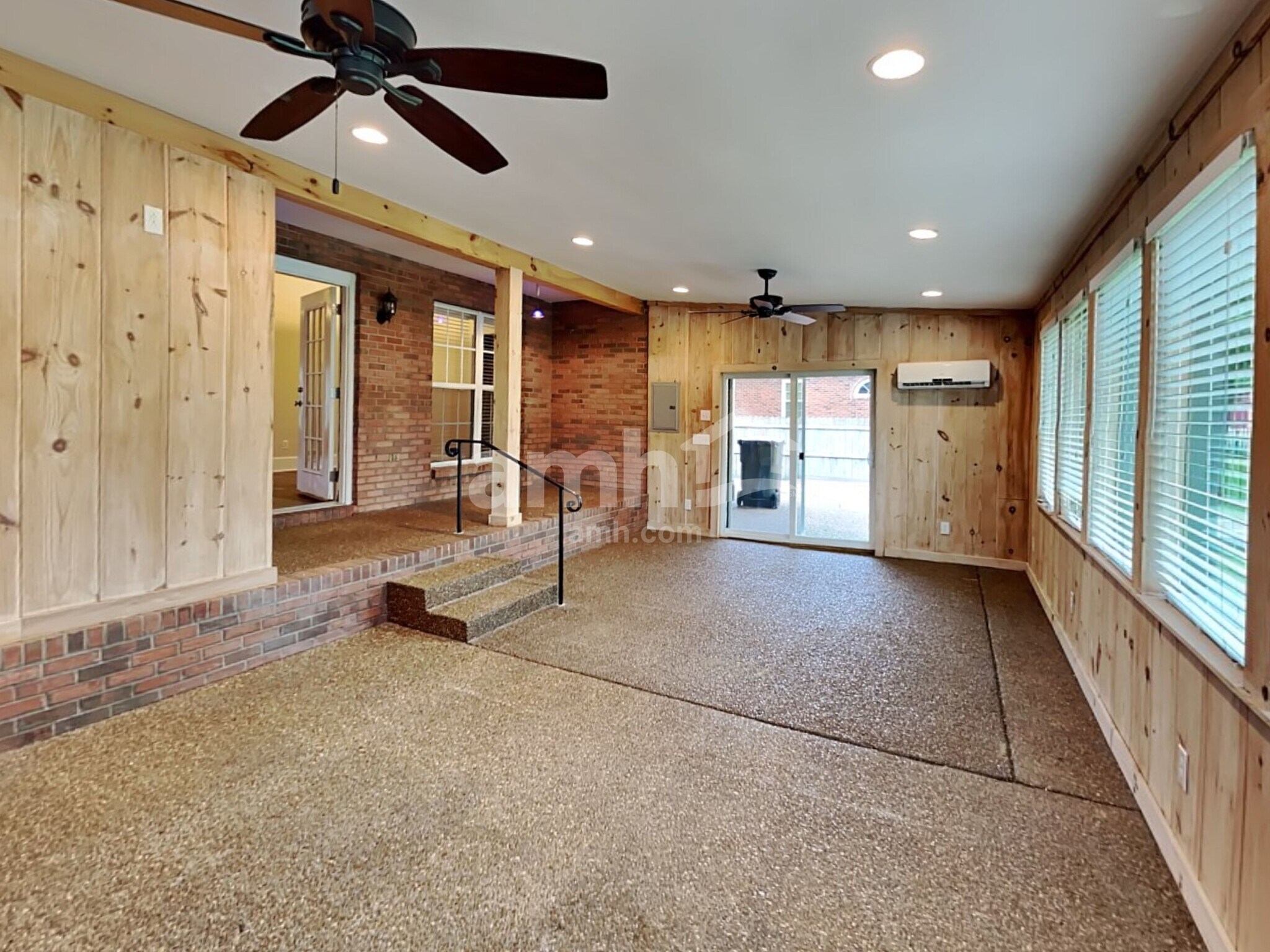 Building Photo - 1084 Pinehurst Dr