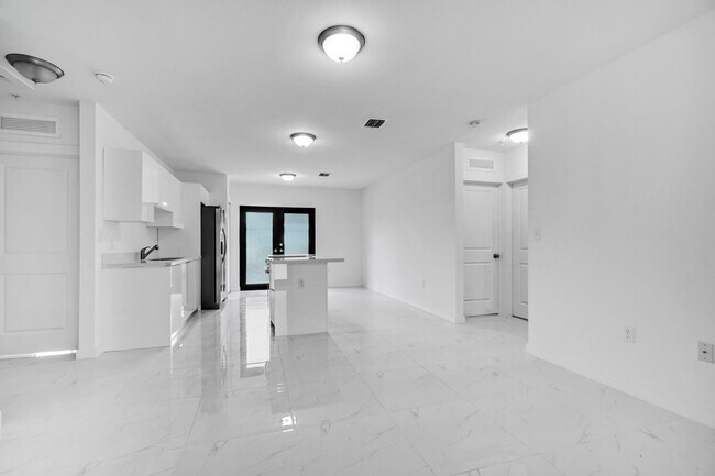 Building Photo - Goulds 4 Bed Triplex