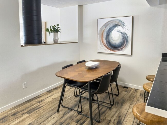 Building Photo - Beautifully Remodeled 3BD/2.5BA Spacious T...
