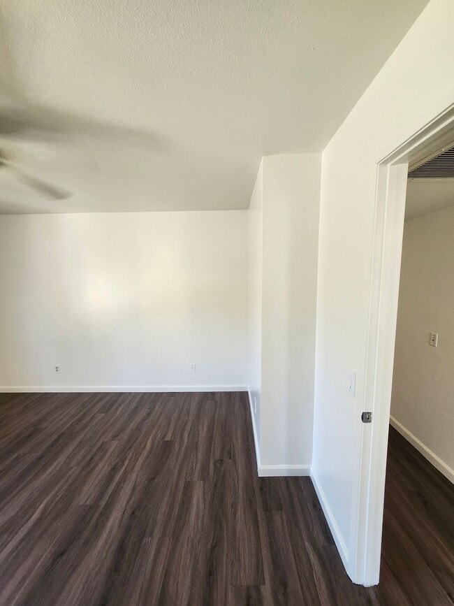 Building Photo - Beautiful 2-Bedroom Condo in Phillips Ranch