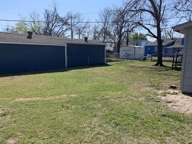 Building Photo - 204 E Fairchild Dr