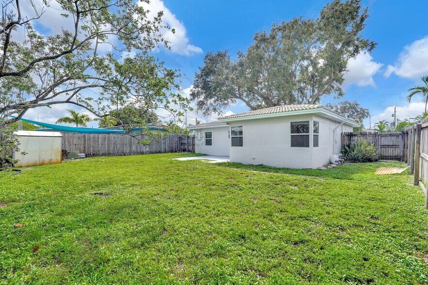 Building Photo - 261 NE 45th St