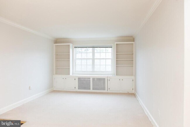Building Photo - 1712 W Abingdon Dr