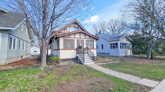 Front - 904 20th Ave SE