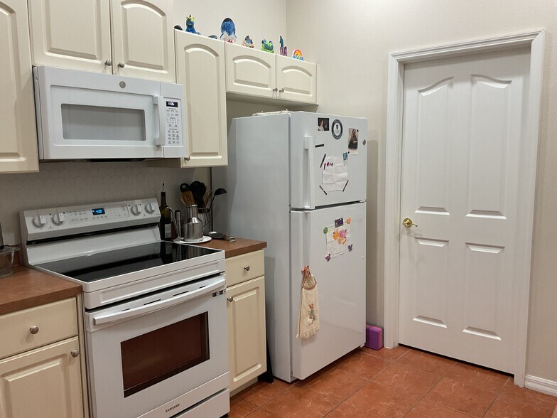 Kitchen - 2717 Tottenham Dr