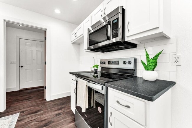 Building Photo - NIXA-5 Bed, 3 bath REMODELED Home | Walkout BASEMENT | Neighborhood Park | Fenced Yard | PETS Wel...