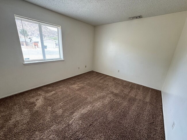 Building Photo - JUST REDUCED! Apple Valley Home in Sycamor...