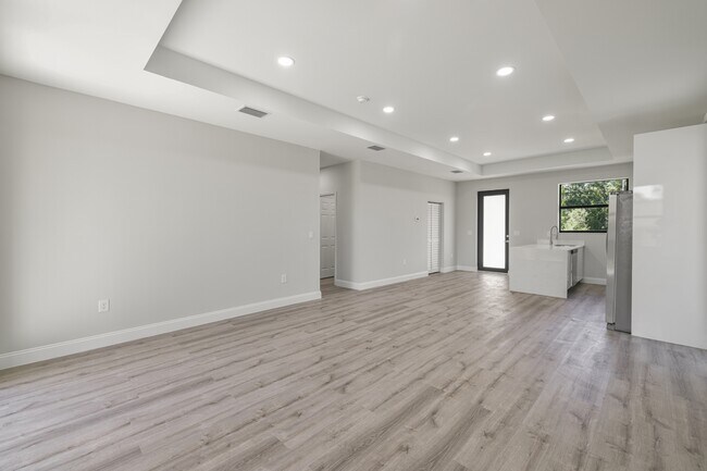 Building Photo - 934 Binkley St E