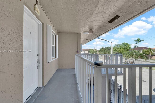 Building Photo - 2560 W 60th St