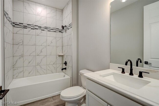 Building Photo - 428 SW 28th Pl