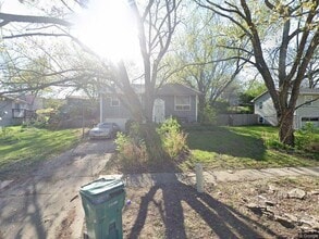 Building Photo - 3140 SW Crest Dr