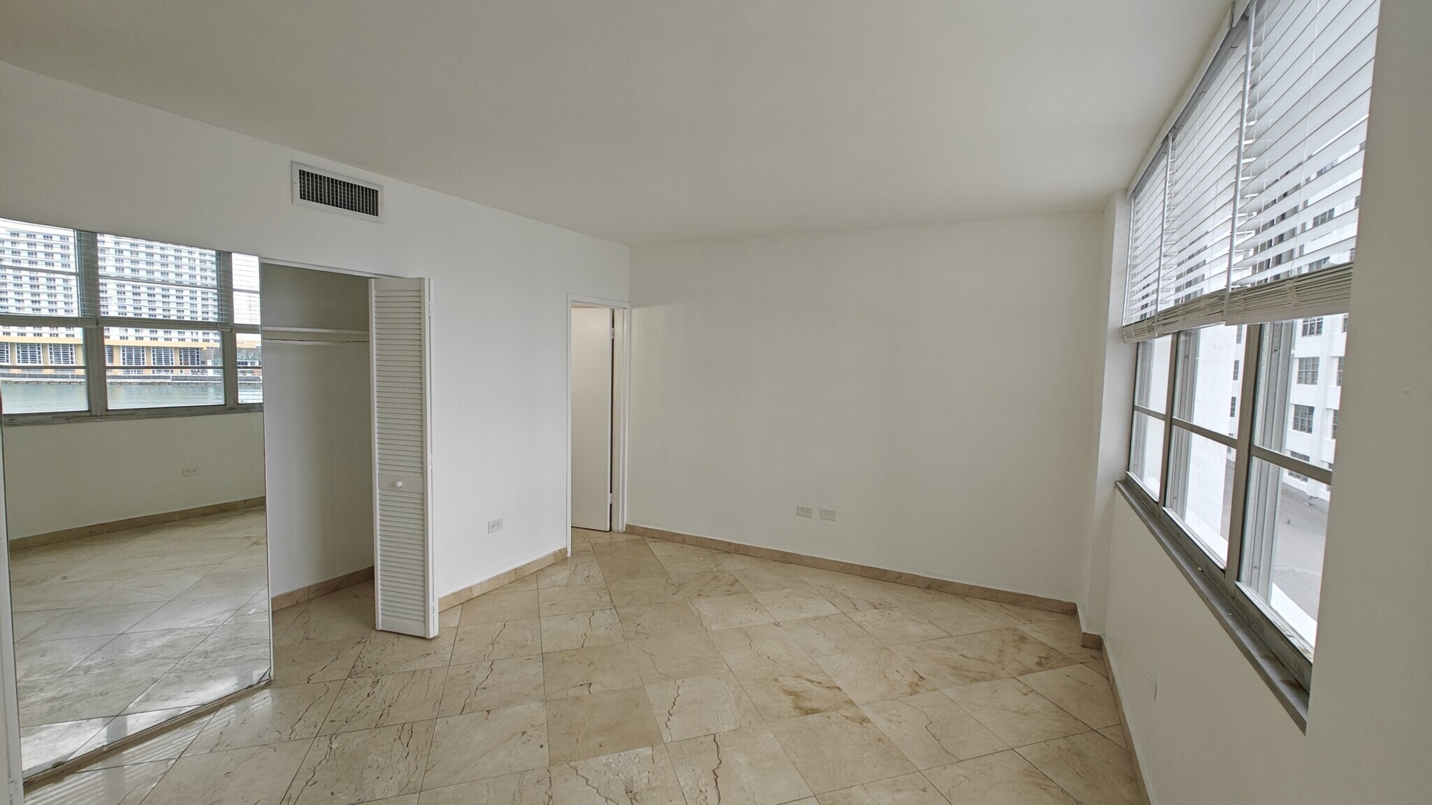 Building Photo - 825 Brickell Bay Dr