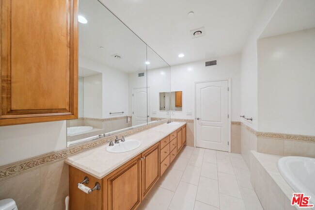Building Photo - 1450 S Beverly Dr