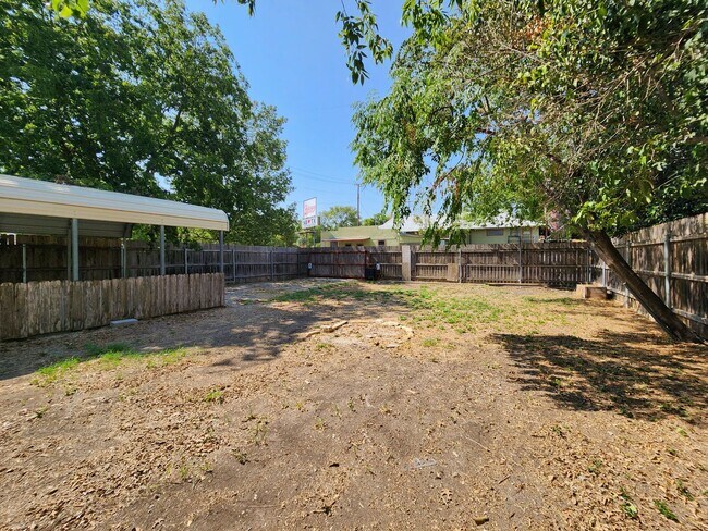Building Photo - Craftsman Style House Walking Distance to ...