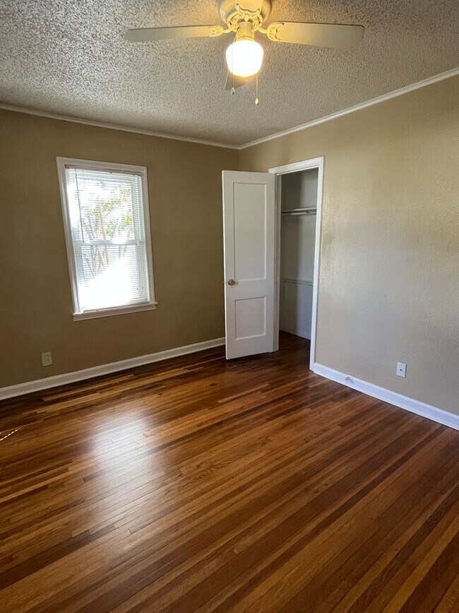 Building Photo - 3 bedroom near Riverside Parks Trail!!