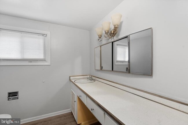 Building Photo - 6324 Roosevelt Ave