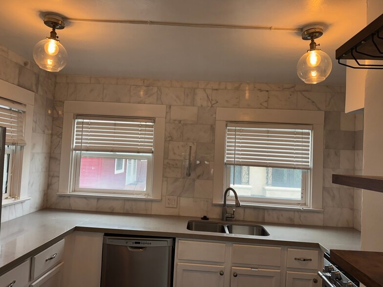 Building Photo - 1653 Bayview Dr