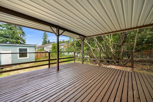 Building Photo - Large Single Family home with Bonus Room!