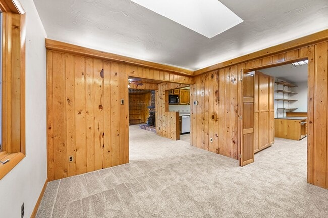 Building Photo - Mountain Life & Views- 4 bed 2 bath