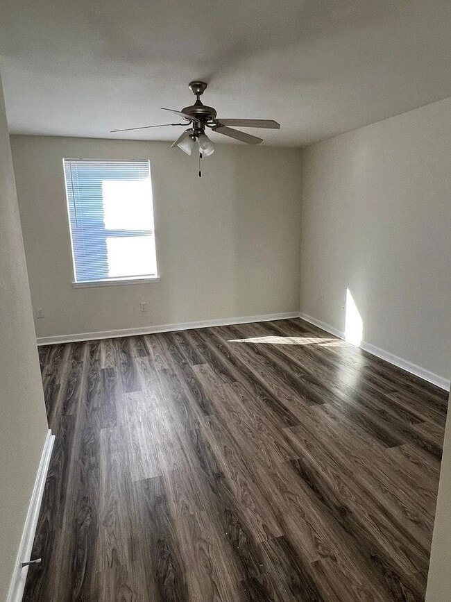 Building Photo - Freshly Updated | 2 Bed 1 Bath | E. Richmo...