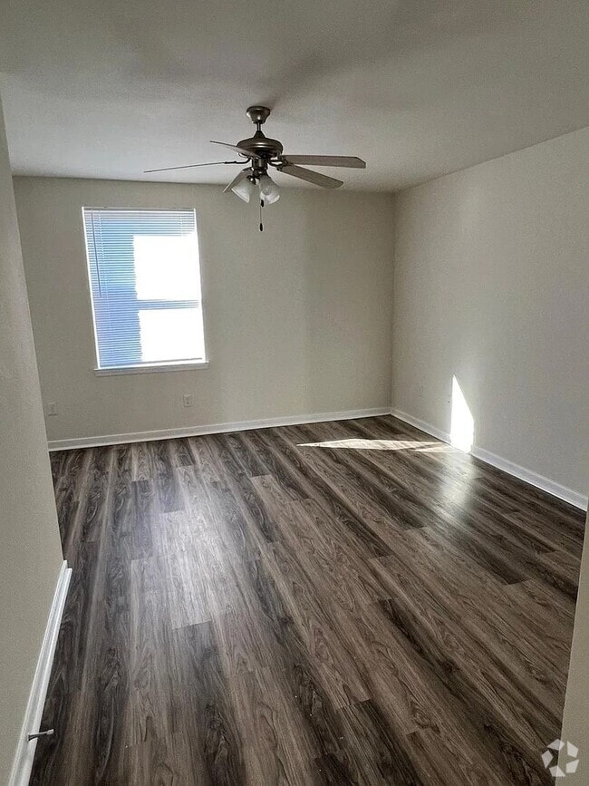 Building Photo - Freshly Updated | 2 Bed 1 Bath | E. Richmo...