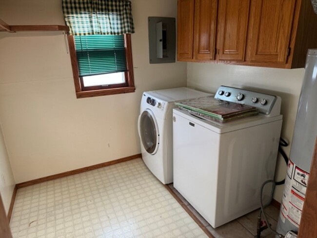 Building Photo - 2 Bedroom, 1 Bath, 1 Garage House w/ Appli...