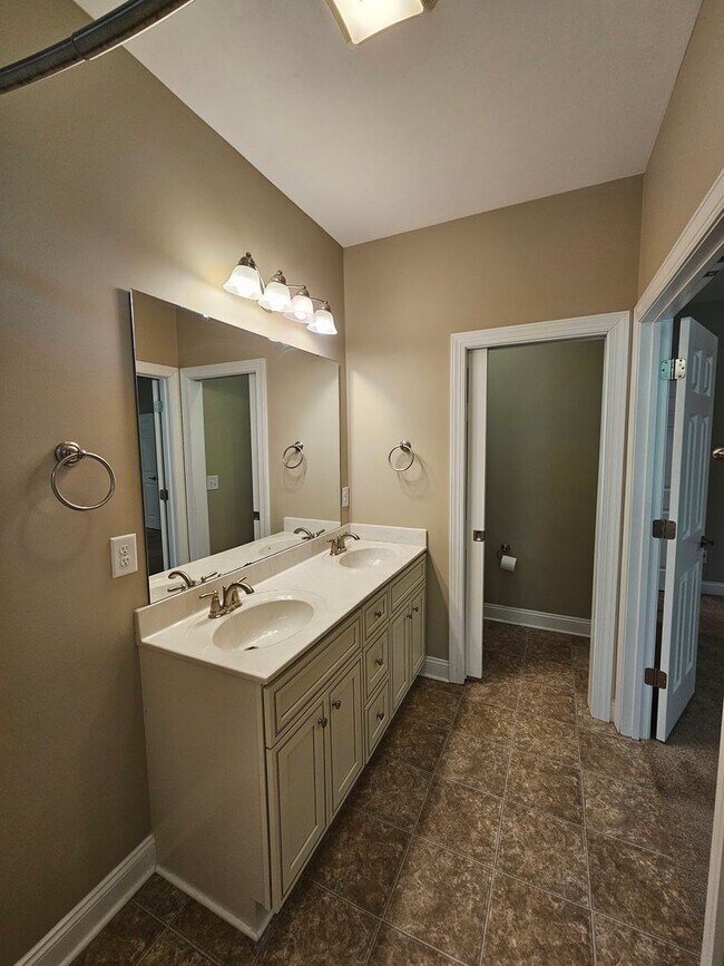 Building Photo - NEW LISTING!!!!!