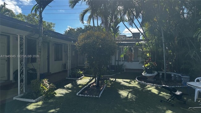 Building Photo - 732 Moffett St