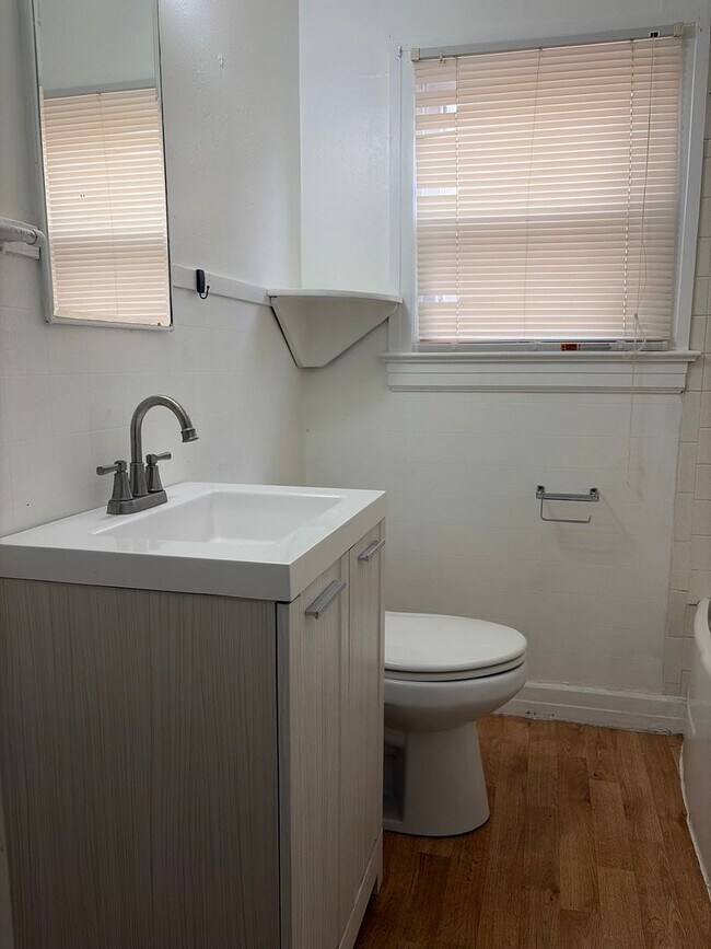 Building Photo - Cozy 2 Bedroom Home