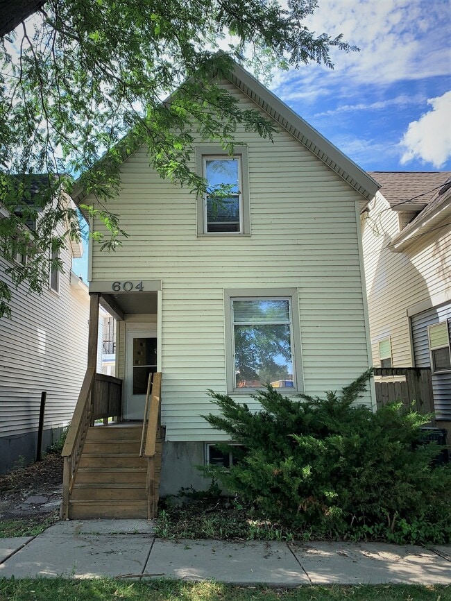 Building Photo - 604 E Mifflin St