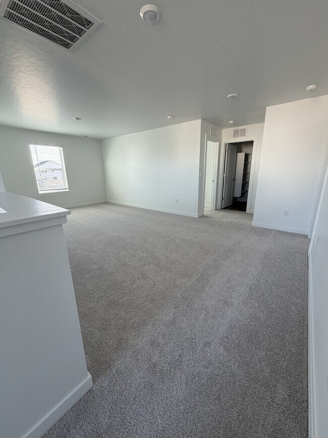 Building Photo - 273 Lightning Ave