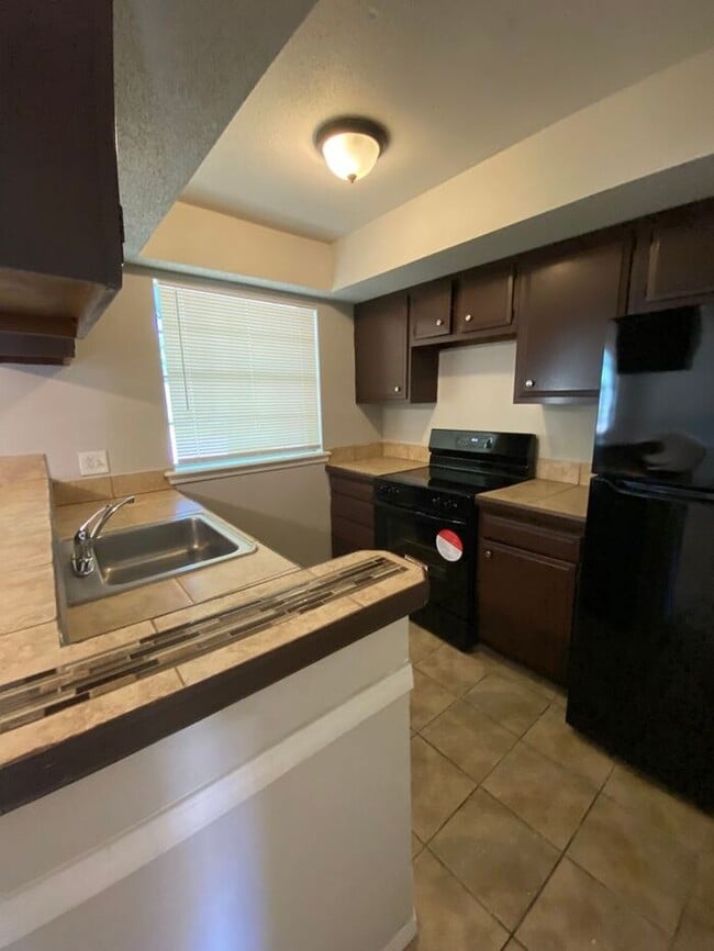 Building Photo - 2 Bedroom 1.5 Bath Apt at the Monterey Square Apts NW OKC